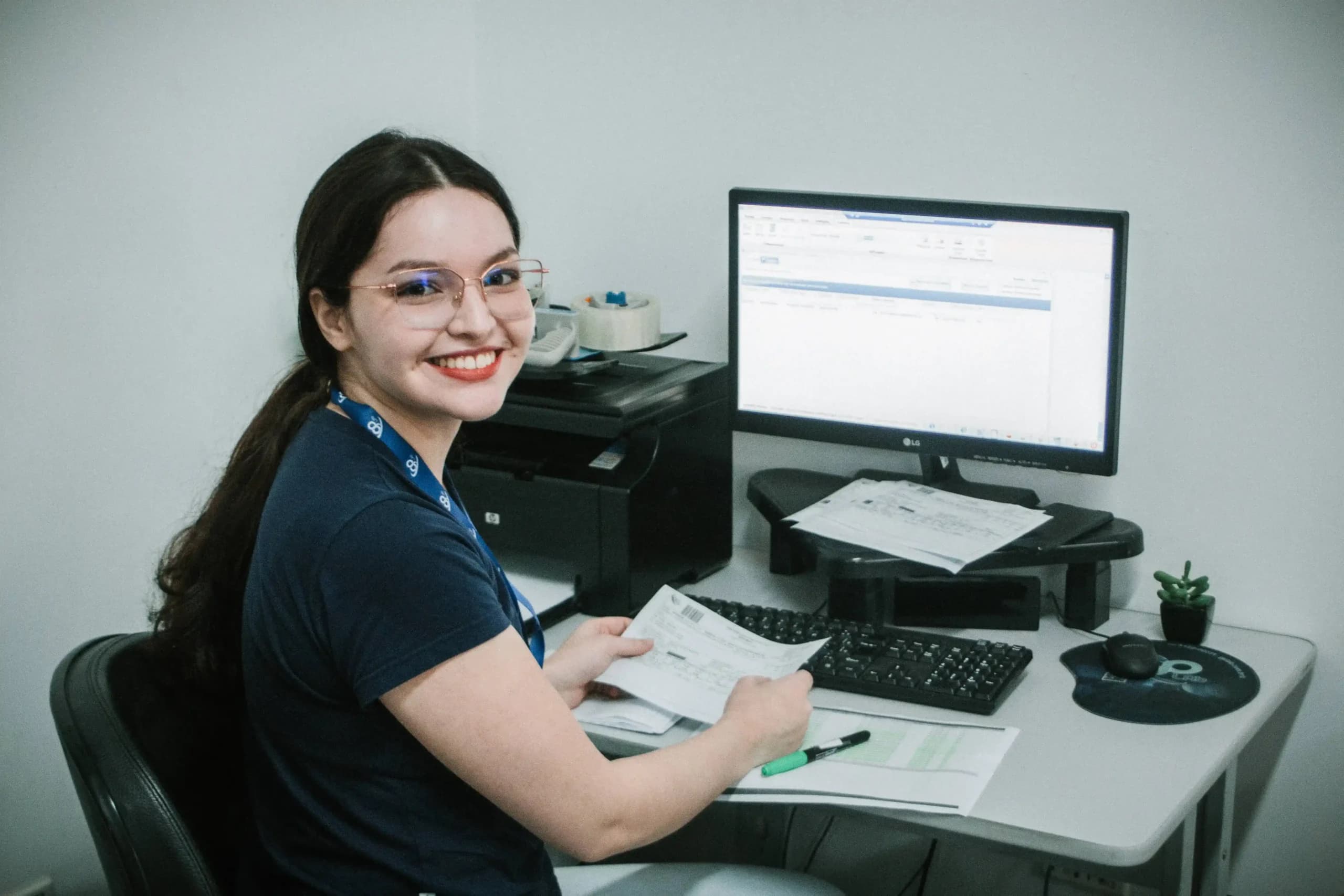 Artesão trabalhando em óculos